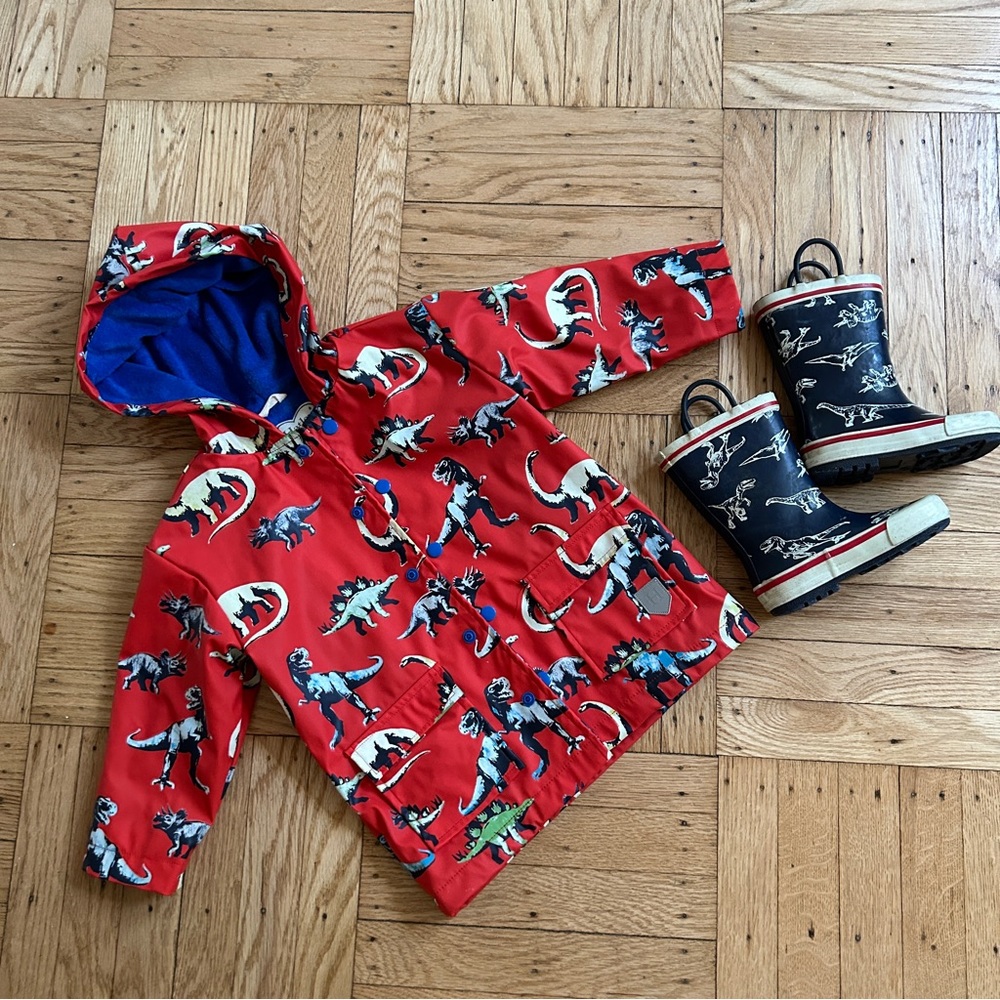 Hatley red dinosaurs rain jacket 3T and matching boots 8 size Set